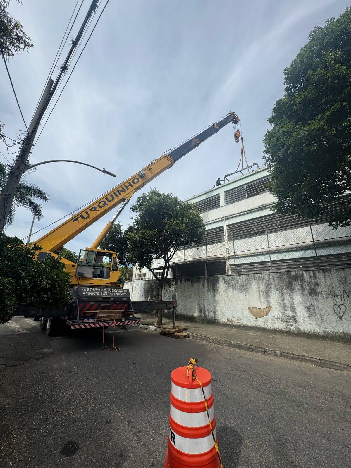 Reforma do Colégio Municipal Walter Francklin avança após danos causados por chuva de granizo