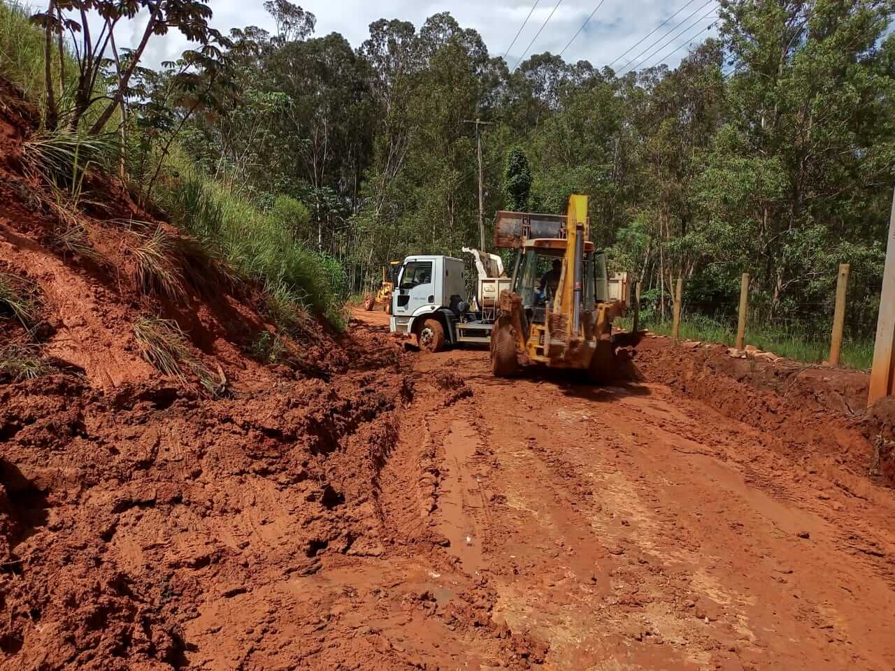 Prefeitura de Três Rios realiza manutenção de estradas vicinais em Bemposta