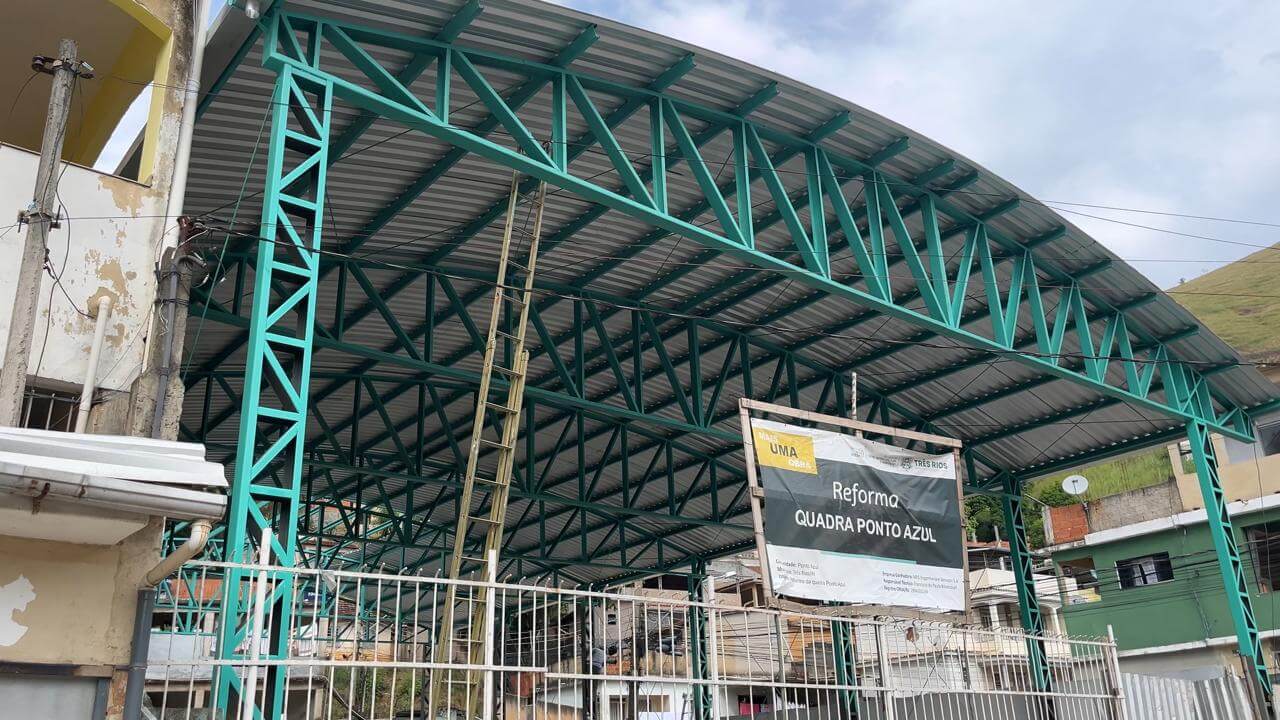 Prefeitura de Três Rios avança com a cobertura de quadras nas escolas municipais