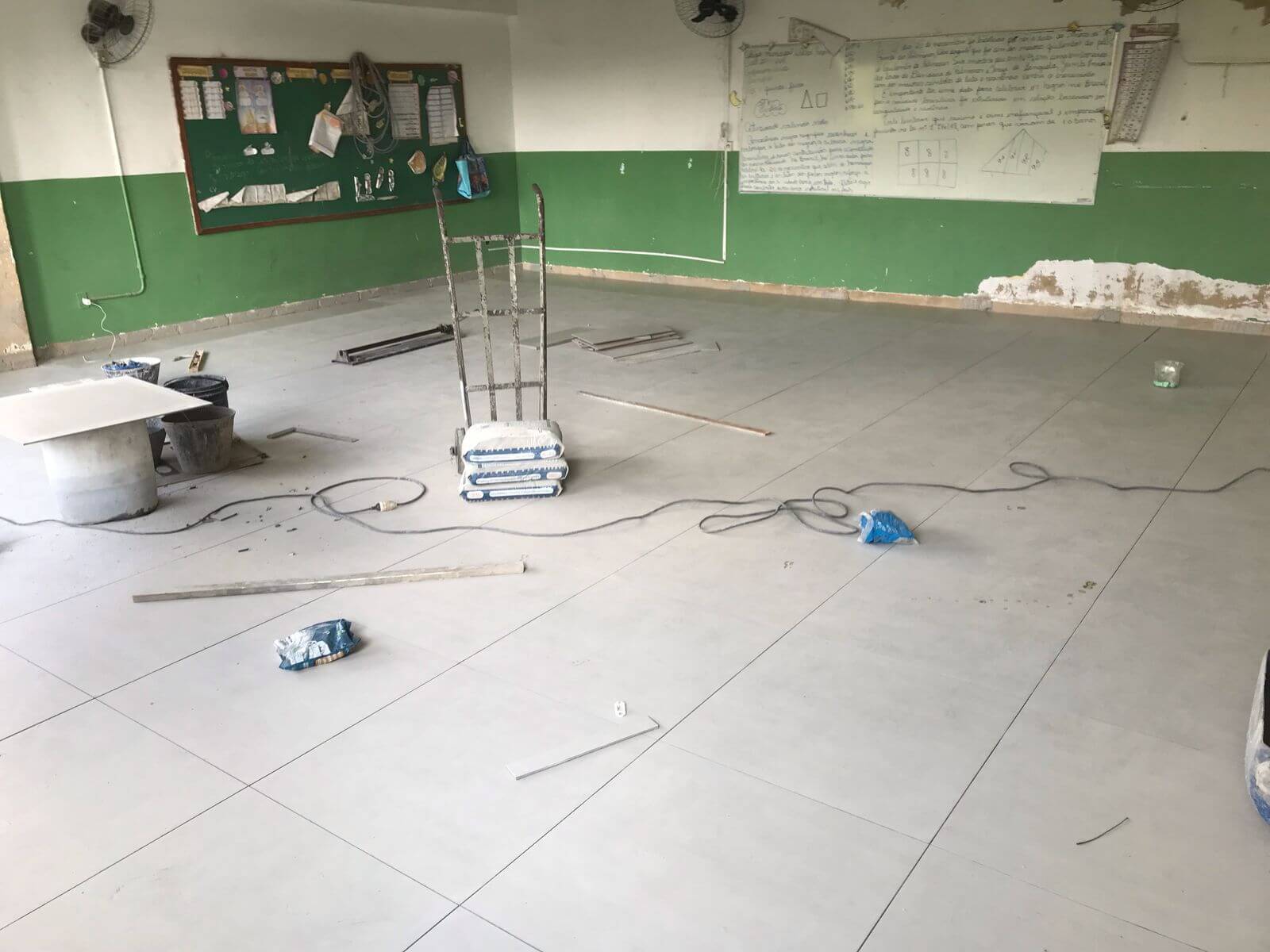 Prefeitura de Três Rios acelera reforma das salas de aula da Escola Walter Francklin após fortes chuvas