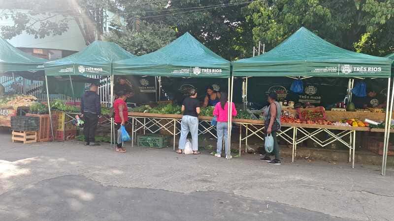 Prefeitura de Três Rios entrega 139 novas barracas padronizadas a feirantes do município