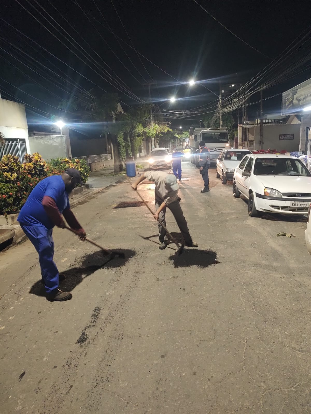 Secretaria de Obras realiza operação noturna de manutenção asfáltica no Centro e no bairro Triângulo, em Três Rios