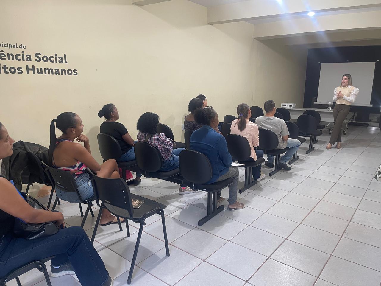Profissionais da Saúde e Assistência Social de Três Rios se reúnem com familiares de jovens em cumprimento de medida socioeducativa