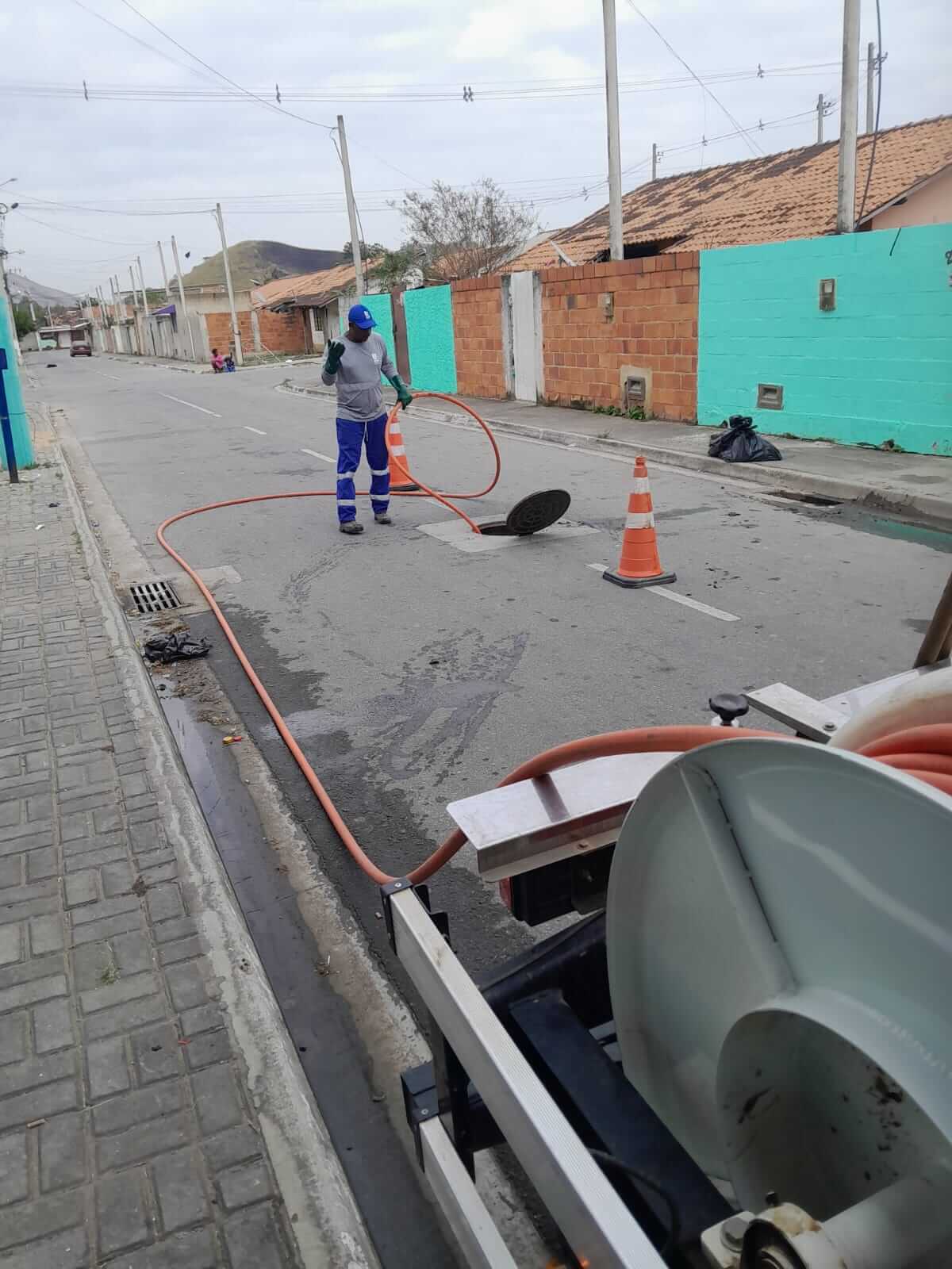 Prefeitura de Três Rios realiza desobstrução e limpeza de bueiros e córregos nos bairros da cidade