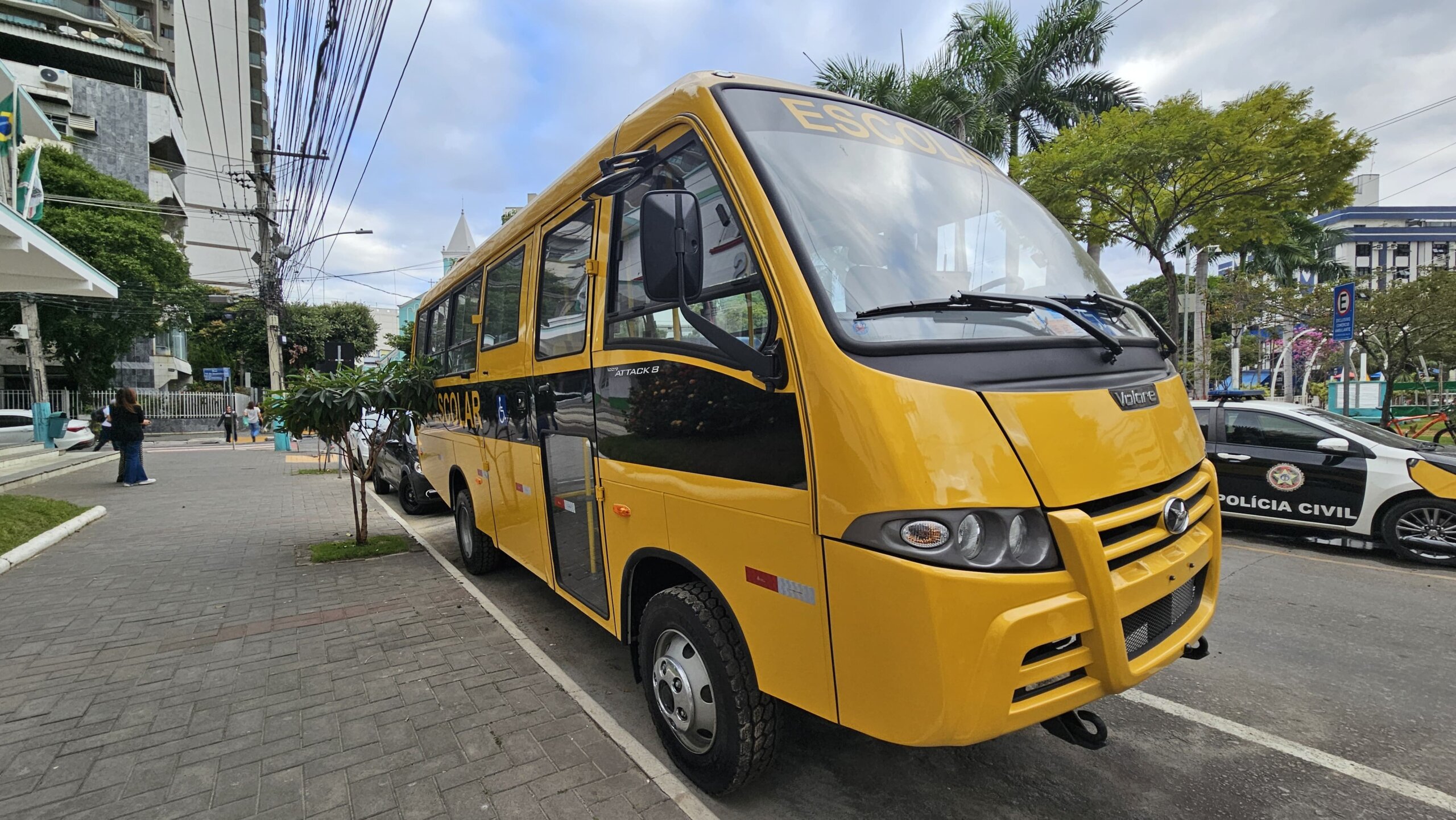 Três Rios amplia frota escolar com novo ônibus adquirido com recursos próprios