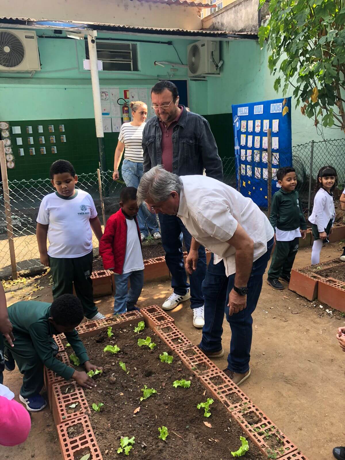 Secretaria de Agricultura leva oficinas de hortas a alunos da Escola Municipal Carlos Ribas