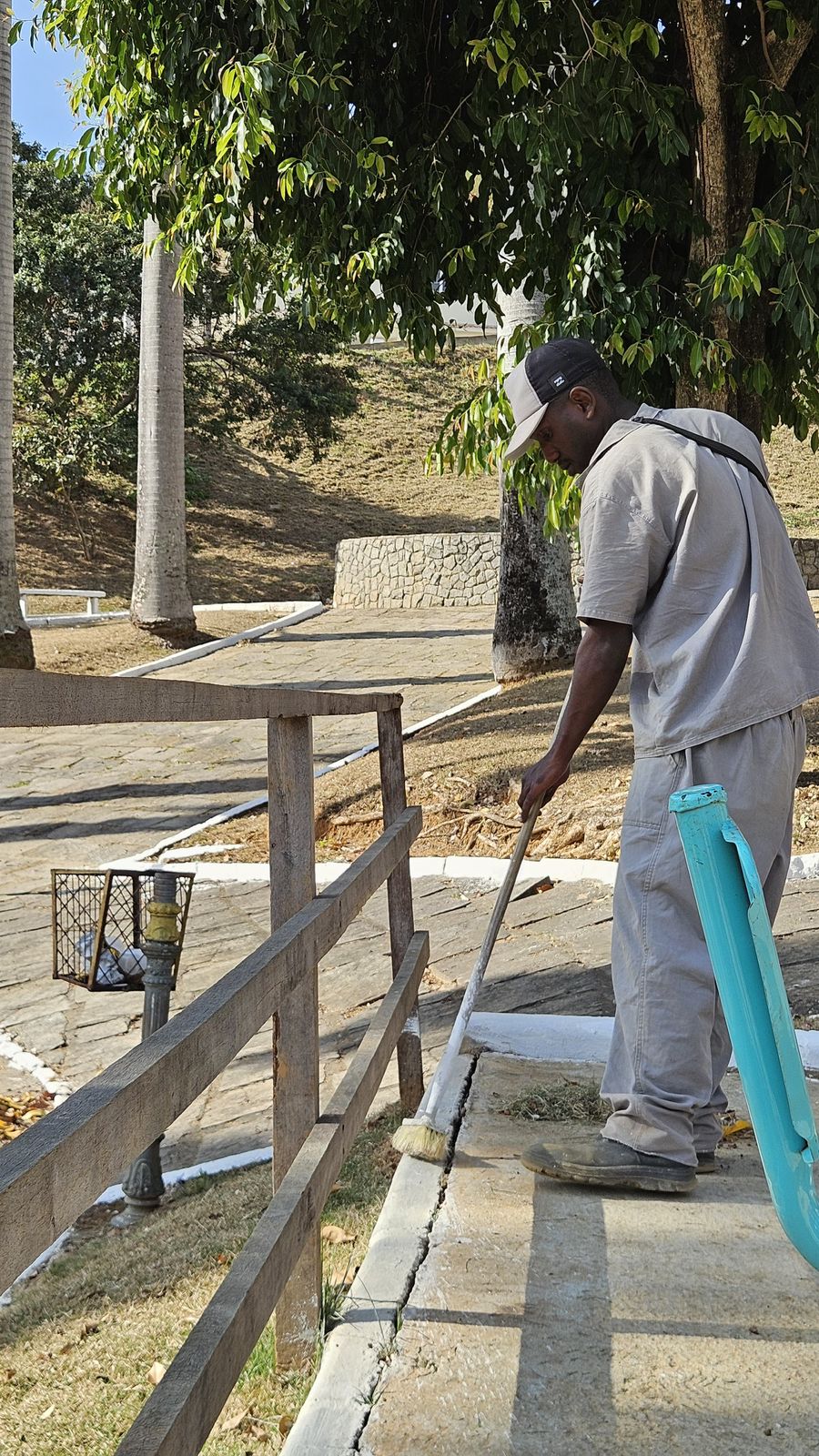 Prefeitura de Três Rios realiza manutenção na Praça Zumbi na Morada do Sol