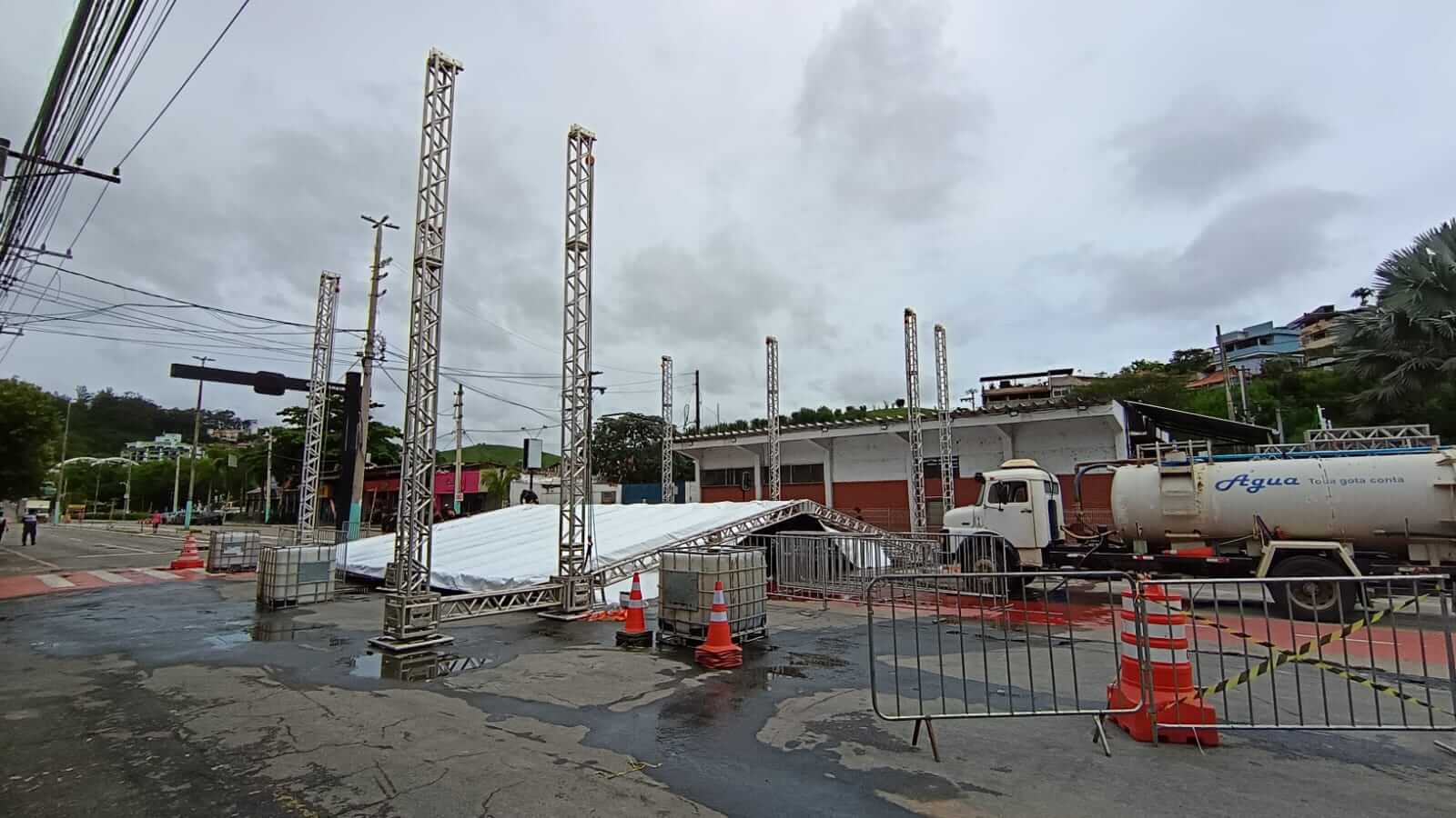 Superpalco dos shows do Carnaval 2026 começa a ser montado em Três Rios
