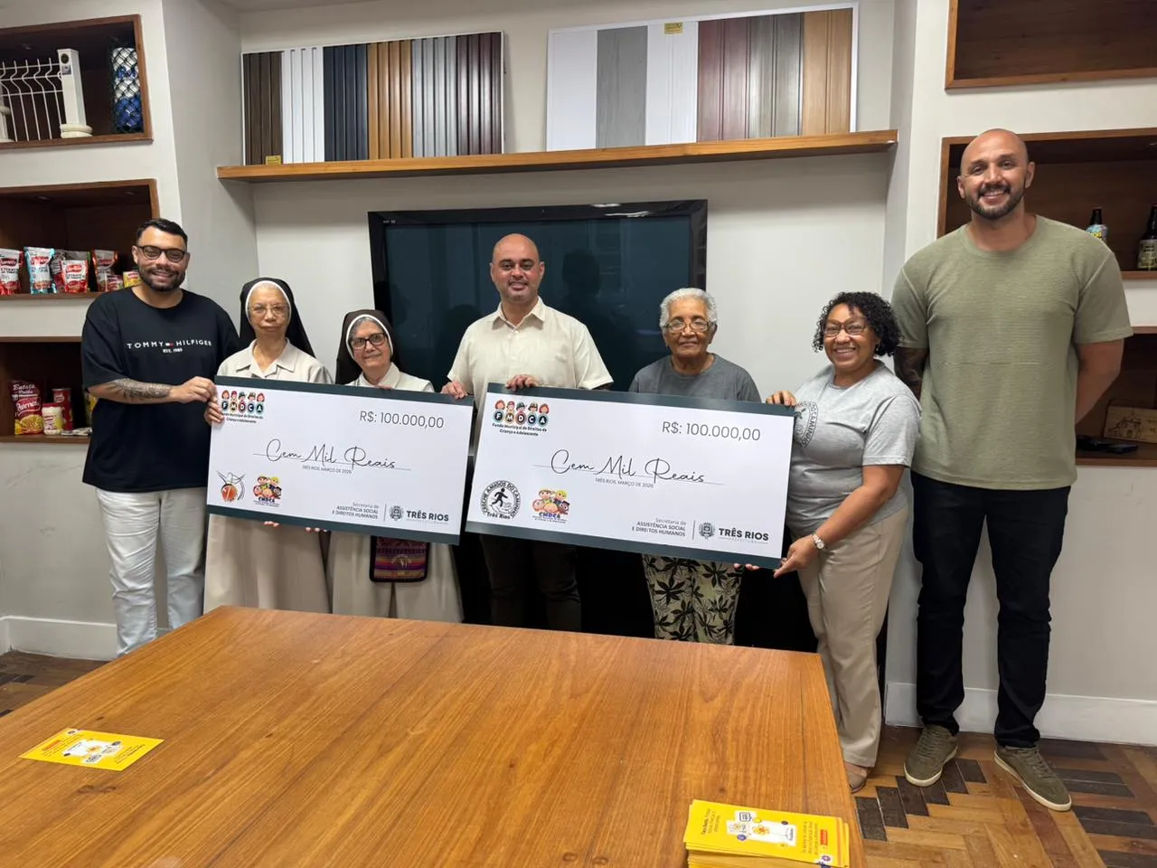 Prefeito Jonas Dico entrega cheques a instituições de promoção dos direitos da criança e do adolescente