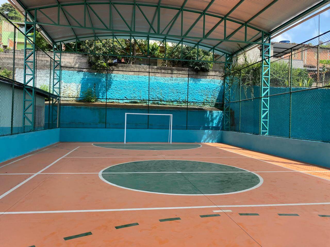 Prefeitura de Três Rios entrega reforma e cobertura da quadra da Escola Municipal Maria das Graças Vieira, em Santa Terezinha