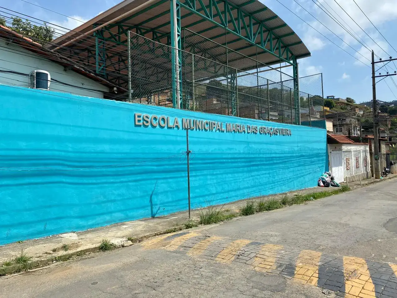 Prefeitura de Três Rios inaugura reforma e cobertura da quadra da Escola Municipal Maria das Graças Vieira, em Santa Terezinha