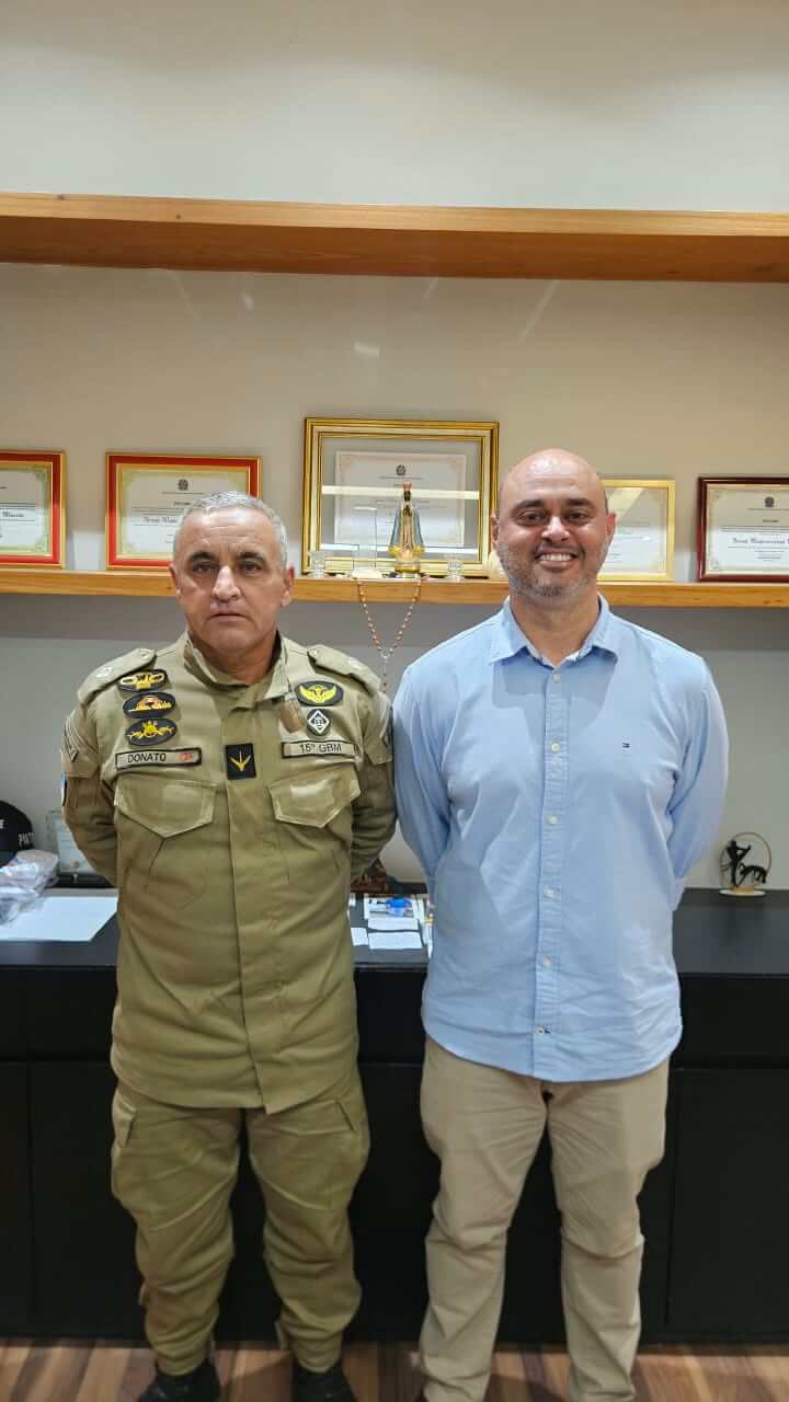 Prefeito Jonas Dico se reúne com comandante do Corpo de Bombeiros para discutir projetos e ações para Três Rios