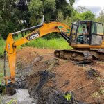 Prefeitura de Três Rios realiza limpeza de córrego no bairro Ponto Azul