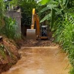 Prefeitura de Três Rios promove desassoreamento de córregos em bairros do Município