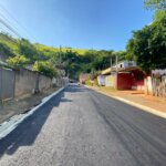 Asfaltamento de ruas marca fase final da obra de drenagem no Cantagalo