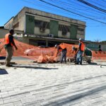 Secretaria de Obras mobiliza equipes para calçamento da Praça PEC