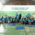 Secretaria de Esporte e Lazer entrega uniformes para alunos dos projetos de basquete e voleibol