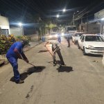 Secretaria de Obras realiza operação noturna de manutenção asfáltica no Centro e no bairro Triângulo, em Três Rios