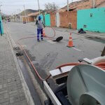 Prefeitura de Três Rios realiza desobstrução e limpeza de bueiros e córregos nos bairros da cidade