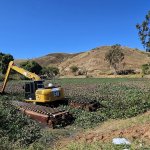 Prefeitura de Três Rios recebe escavadeira anfíbia em parceria com o Governo do Estado para desassorear a Lagoa do América